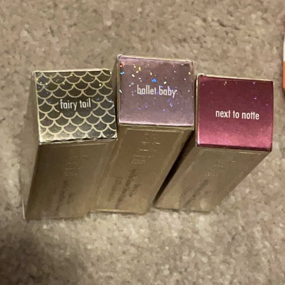 ONE (1) Stila LE Glitter & Glow Liquid Eyeshadow